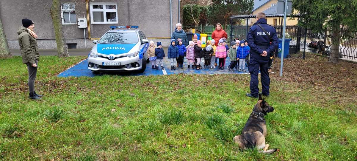 Wizyta policjantów z psem służbowym w przedszkolu - Aktualności KPP w ...