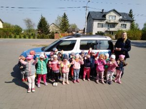 Policjantka podczas zajęć profilaktycznych z dziećmi w przedszkolu ELEMELEK , na terenie gminy Czosnów. st. sierż. Sylwia Ochmańska przybliża przedszkolakom zasady bezpieczeństwa oraz prezentuje sprzęt policyjny.