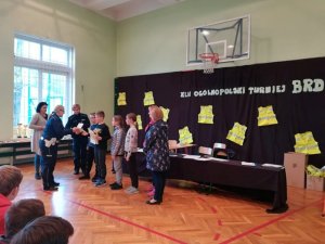 Uczniowie Szkoły Podstawowej nr 2 w nasielsku w trakcie zmagań eliminacji rejonowych XLII Ogólnopolskiego Turnieju w Ruchu Drogowym. Zawodnicy pokonują poszczególne konkurencje, związane z bezpieczeństwem uczestników ruchu drogowego.
