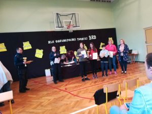 Uczniowie Szkoły Podstawowej nr 2 w nasielsku w trakcie zmagań eliminacji rejonowych XLII Ogólnopolskiego Turnieju w Ruchu Drogowym. Zawodnicy pokonują poszczególne konkurencje, związane z bezpieczeństwem uczestników ruchu drogowego.