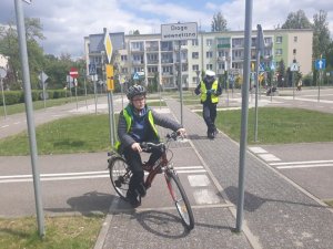 Uczniowie Szkoły Podstawowej nr 2 w nasielsku w trakcie zmagań eliminacji rejonowych XLII Ogólnopolskiego Turnieju w Ruchu Drogowym. Zawodnicy pokonują poszczególne konkurencje, związane z bezpieczeństwem uczestników ruchu drogowego.