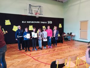 Uczniowie Szkoły Podstawowej nr 2 w nasielsku w trakcie zmagań eliminacji rejonowych XLII Ogólnopolskiego Turnieju w Ruchu Drogowym. Zawodnicy pokonują poszczególne konkurencje, związane z bezpieczeństwem uczestników ruchu drogowego.