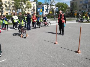 Uczniowie Szkoły Podstawowej nr 2 w nasielsku w trakcie zmagań eliminacji rejonowych XLII Ogólnopolskiego Turnieju w Ruchu Drogowym. Zawodnicy pokonują poszczególne konkurencje, związane z bezpieczeństwem uczestników ruchu drogowego.