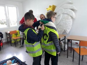 Uczniowie Szkoły Podstawowej nr 2 w nasielsku w trakcie zmagań eliminacji rejonowych XLII Ogólnopolskiego Turnieju w Ruchu Drogowym. Zawodnicy pokonują poszczególne konkurencje, związane z bezpieczeństwem uczestników ruchu drogowego.