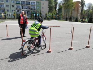 Uczniowie Szkoły Podstawowej nr 2 w nasielsku w trakcie zmagań eliminacji rejonowych XLII Ogólnopolskiego Turnieju w Ruchu Drogowym. Zawodnicy pokonują poszczególne konkurencje, związane z bezpieczeństwem uczestników ruchu drogowego.