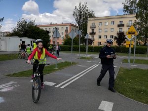 Uczniowie Szkoły Podstawowej nr 2 w nasielsku w trakcie zmagań eliminacji rejonowych XLII Ogólnopolskiego Turnieju w Ruchu Drogowym. Zawodnicy pokonują poszczególne konkurencje, związane z bezpieczeństwem uczestników ruchu drogowego.