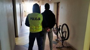 Policjant prowadzi czynności z zatrzymanym. 20-letni mężczyzna podejrzany jest o kradzież dwóch rowerów o wartości 2000 złotych. Jeden z jednośladów został odzyskany i teraz wróci do właściciela. 20-latek usłyszał zarzut kradzieży i dobrowolnie poddał karze. Teraz o jego losie zdecyduje sąd. Za to przestępstwo grozi do 5 lat pozbawienia wolności.