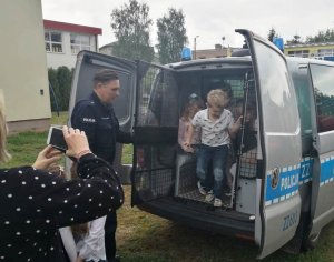 Policjanci nowodworskiej komendy prezentują sprzęt policyjny, podczas pikniku szkolnego. Przedsięwzięci zostało zrealizowane przez dyrekcję Szkoły Podstawowej nr 1 im. Świętego Jana Pawła II.