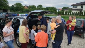 W tym tygodniu dzielnicowy z Zakroczymia i Czosnowa przedszkolaków. Asp. szt. Dariusz Radwański i asp. Łukasz Płuciennik oraz st. sierż. Paweł Konczewski opowiadali o swojej pracy i uczyli dzieci bezpiecznego poruszania się po drodze. Policjanci przestrzegali również przedszkolaków o niebezpieczeństwach podczas pobytu nad wodą. Całe zajęcia przebiegały w formie zabawy.