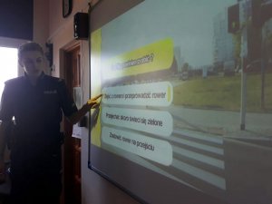 W ramach działań edukacyjnych przed wakacjami, st. sierż. Sylwia Ochmańska prowadzi spotkania z młodzieżą i dziećmi. Celem zajęć jest przypomnienie zasad bezpieczeństwa w różnych miejscach oraz uświadomienie małoletnim skutków prawnych, jakie mogą ponieść w związku z nieprawidłowym zachowaniem.  Uczniowie zapoznają się też z zasadami bezpiecznego zachowania nad wodą.