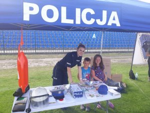 W ramach działań edukacyjnych przed wakacjami, st. sierż. Sylwia Ochmańska prowadzi spotkania z młodzieżą i dziećmi. Celem zajęć jest przypomnienie zasad bezpieczeństwa w różnych miejscach oraz uświadomienie małoletnim skutków prawnych, jakie mogą ponieść w związku z nieprawidłowym zachowaniem.  Uczniowie zapoznają się też z zasadami bezpiecznego zachowania nad wodą.