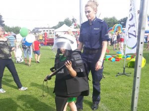 W ramach działań edukacyjnych przed wakacjami, st. sierż. Sylwia Ochmańska prowadzi spotkania z młodzieżą i dziećmi. Celem zajęć jest przypomnienie zasad bezpieczeństwa w różnych miejscach oraz uświadomienie małoletnim skutków prawnych, jakie mogą ponieść w związku z nieprawidłowym zachowaniem.  Uczniowie zapoznają się też z zasadami bezpiecznego zachowania nad wodą.