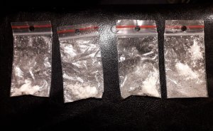 narkotyki w foliowych torebkach z zapięciem strunowym