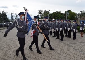 policjanci odprowadzają sztandar
