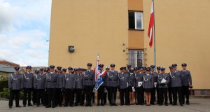 policjanci odprowadzają sztandar