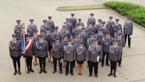 policjanci odprowadzają sztandar