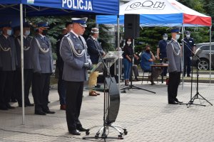 Komendant Powiatowy Policji w Nowym Dworze Mazowieckim insp. Przemysław Suchecki wraz z policjantami i gośćmi