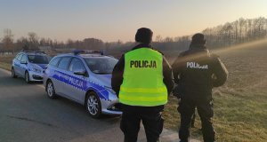 policjanci w rejonie poszukiwań