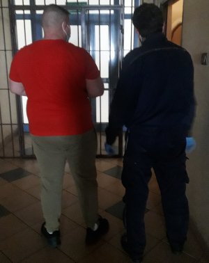 policjant z zatrzymanym