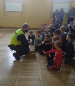 policjanci na spotkaniu z uczniami
