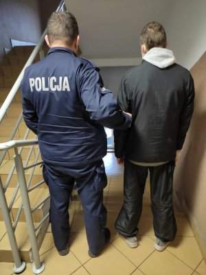 policjant z zatrzymanym mężczyzną