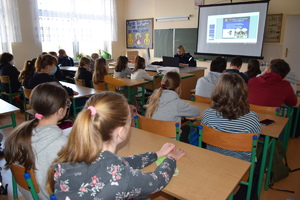 policjantka podczas spotkania z uczniami