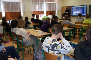 policjantka na spotkaniu z uczniami