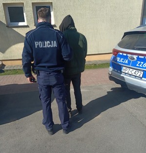 policjant z poszukiwanym mężczyzną