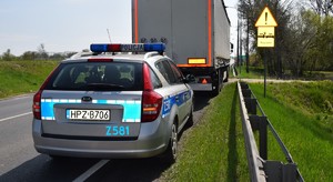 policjant, pojazd ciężarowy, droga