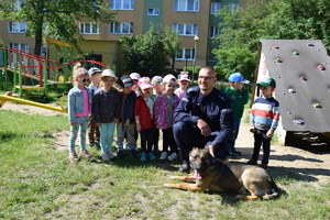 policjant na spotkaniu z dziećmi