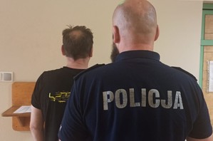 policjant z zatrzymanym