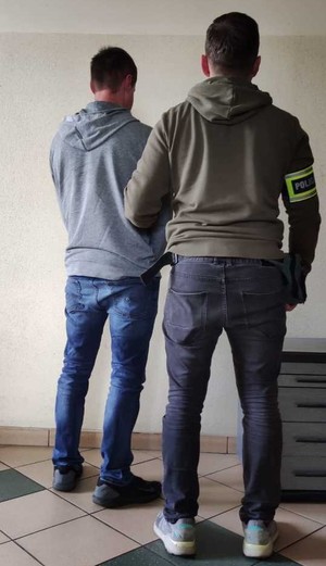policjant z poszukiwanym mężczyzną