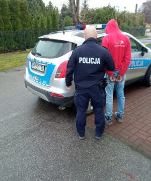 policjant z zatrzymanym