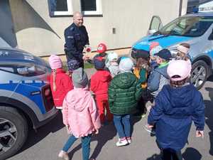 policjanci na spotkaniu z dziećmi