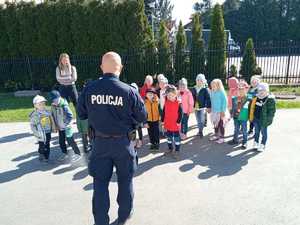 policjanci na spotkaniu z dziećmi