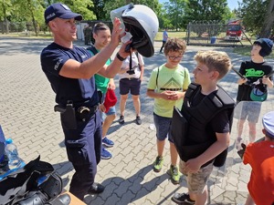 policjanci na Dniu Dziecka