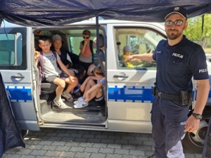 policjanci na Dniu Dziecka