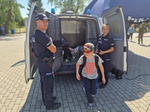 policjanci na Dniu Dziecka