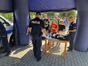 policjanci na Dniu Dziecka