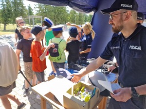 policjanci na Dniu Dziecka