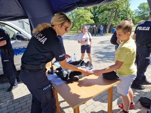 policjanci na Dniu Dziecka