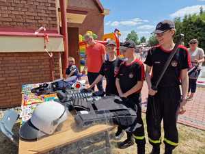 policjanci na piknikach rodzinnych