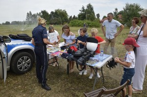 policjanci na pikniku