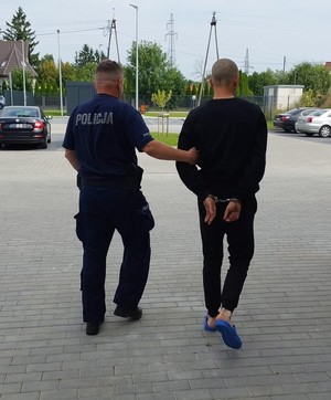 policjant z podejrzanym mężczyzną