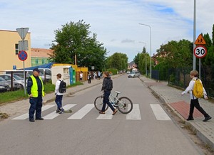 Nasielsk- dzielnicowy podczas akcji &quot;Bezpieczna droga do szkoły 2023&quot;