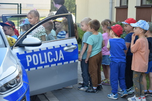 policjanci na spotkaniu z przedszkolakami