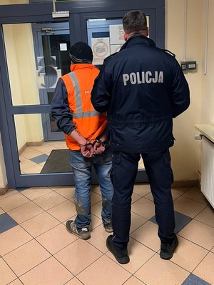 policjant z zatrzymanym