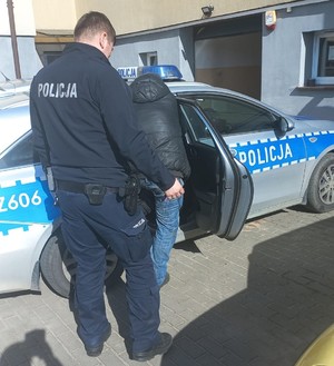 policjant z zatrzymanym