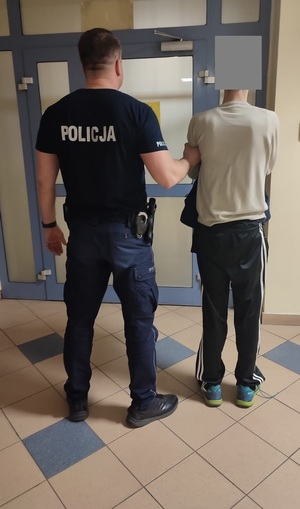 policjant z zatrzymanym