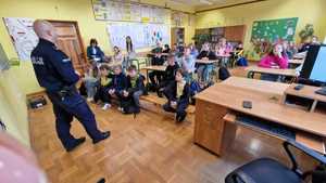 policjanci na spotkaniu w szkole